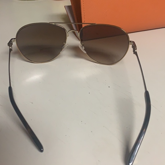 Like new Tory Burch 50mm Pilot Sunglasses